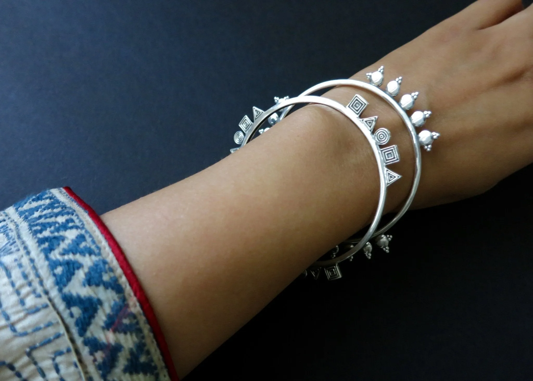 ABIOLA dots and granulation bangle
