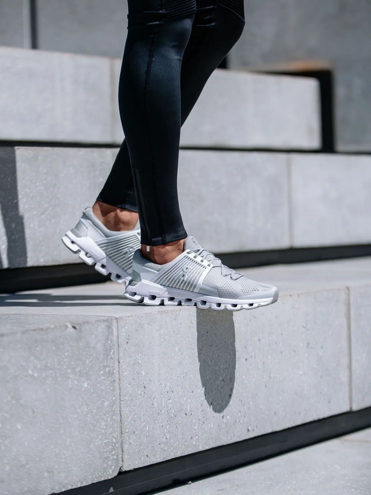 Buty damskie biegowe ON RUNNING W CLOUDSWIFT - szary