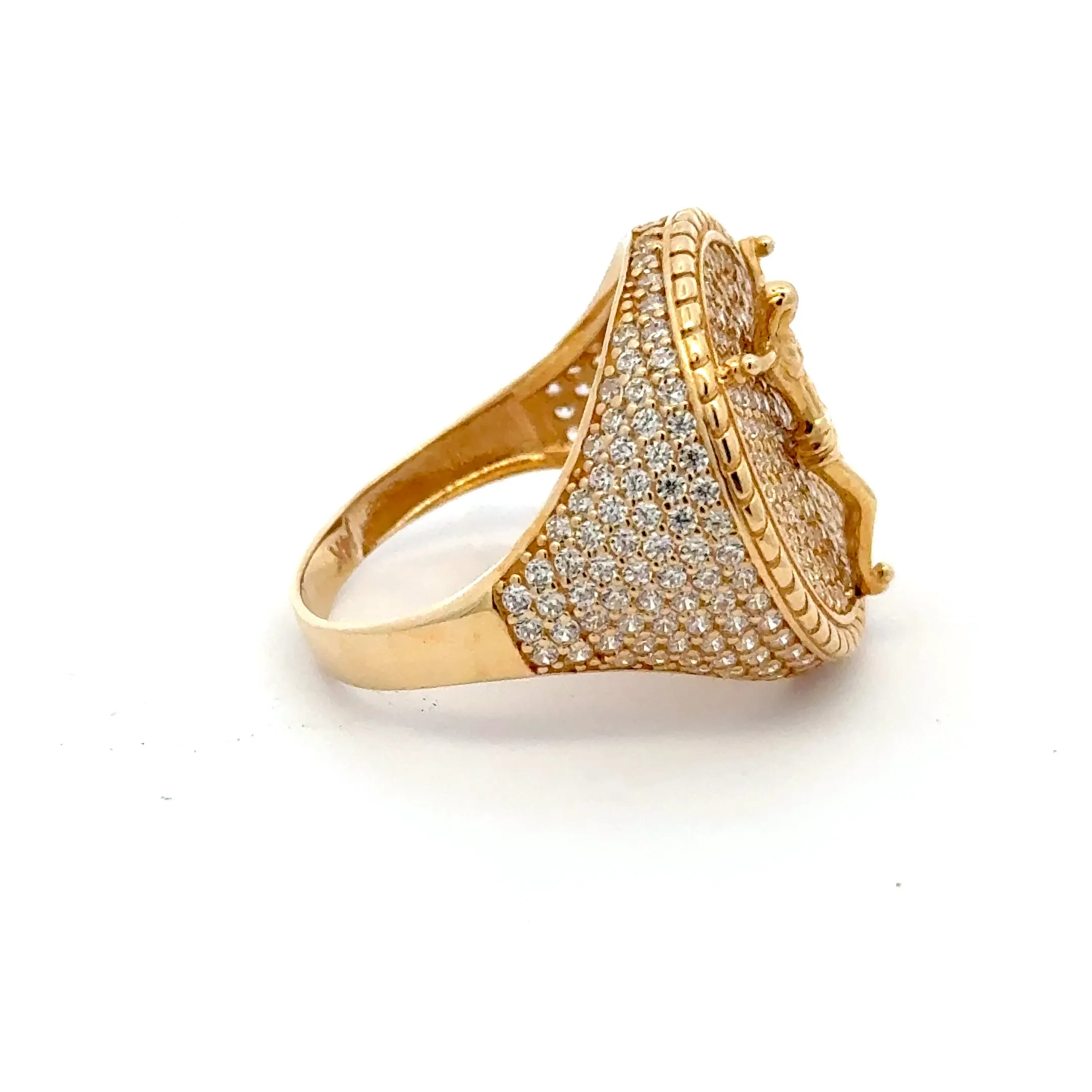 Elegant Gold Ring with Sparkling Detail 14k
