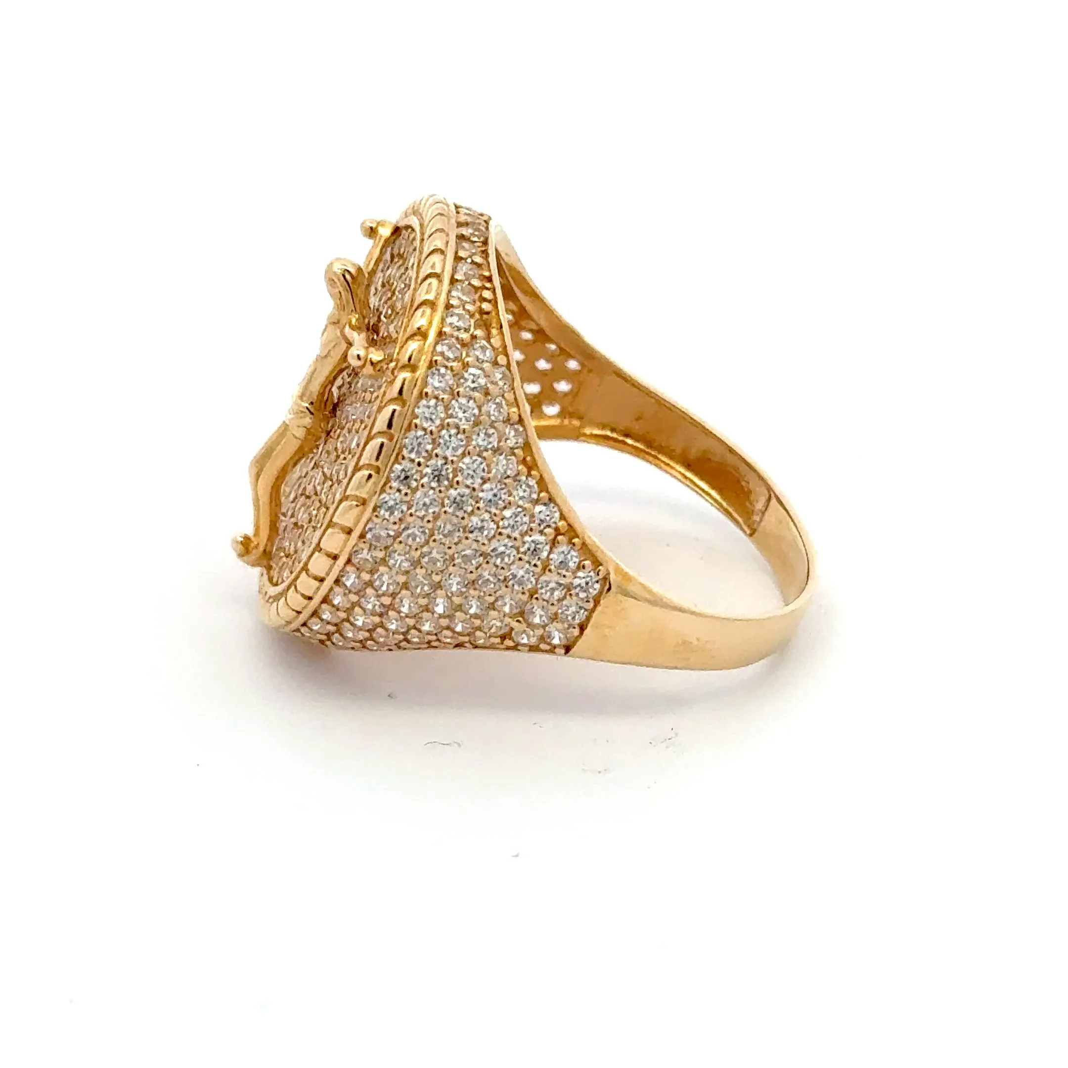 Elegant Gold Ring with Sparkling Detail 14k