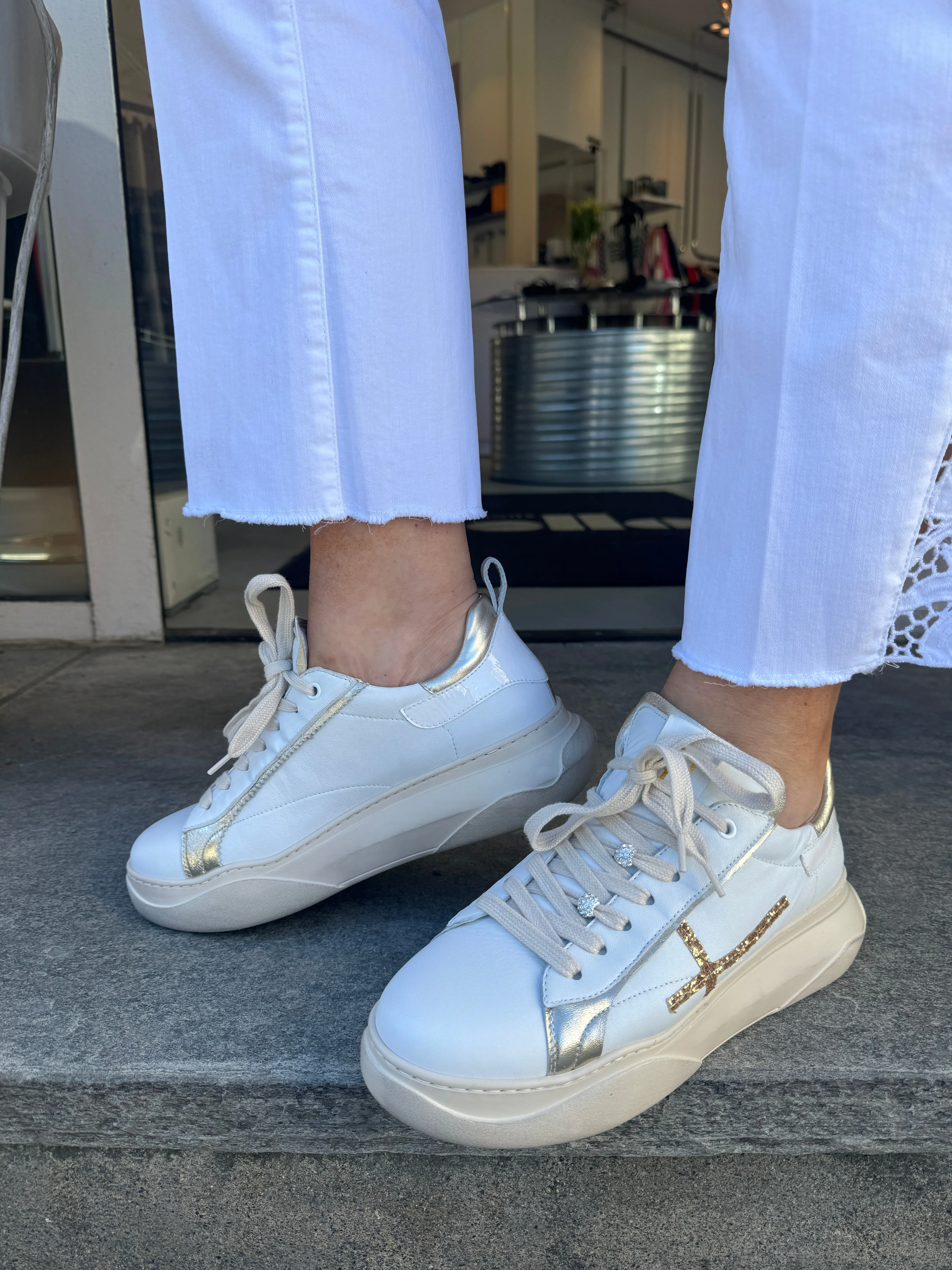 GIO  Hvit sneaker med gullstrass