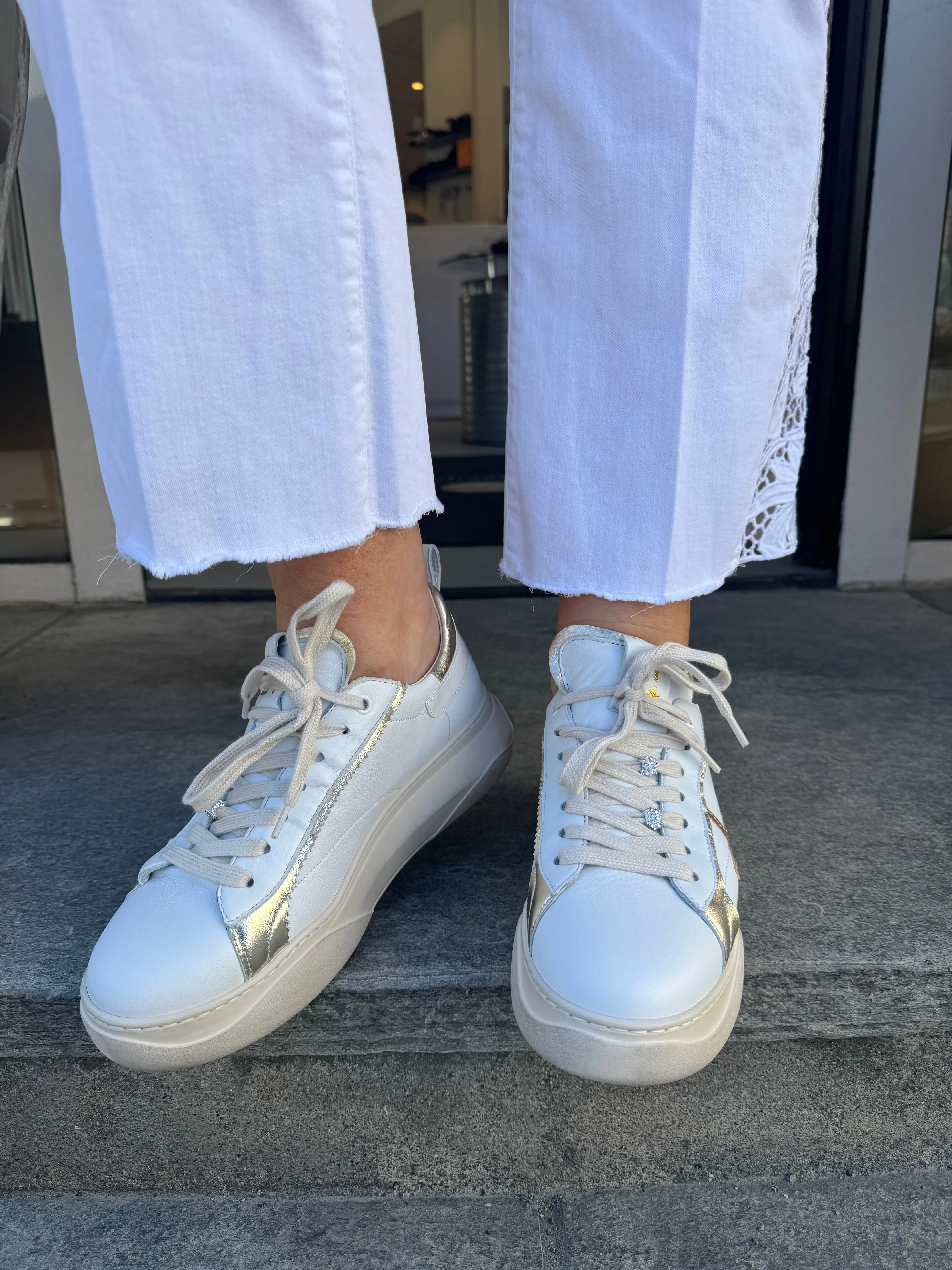 GIO  Hvit sneaker med gullstrass
