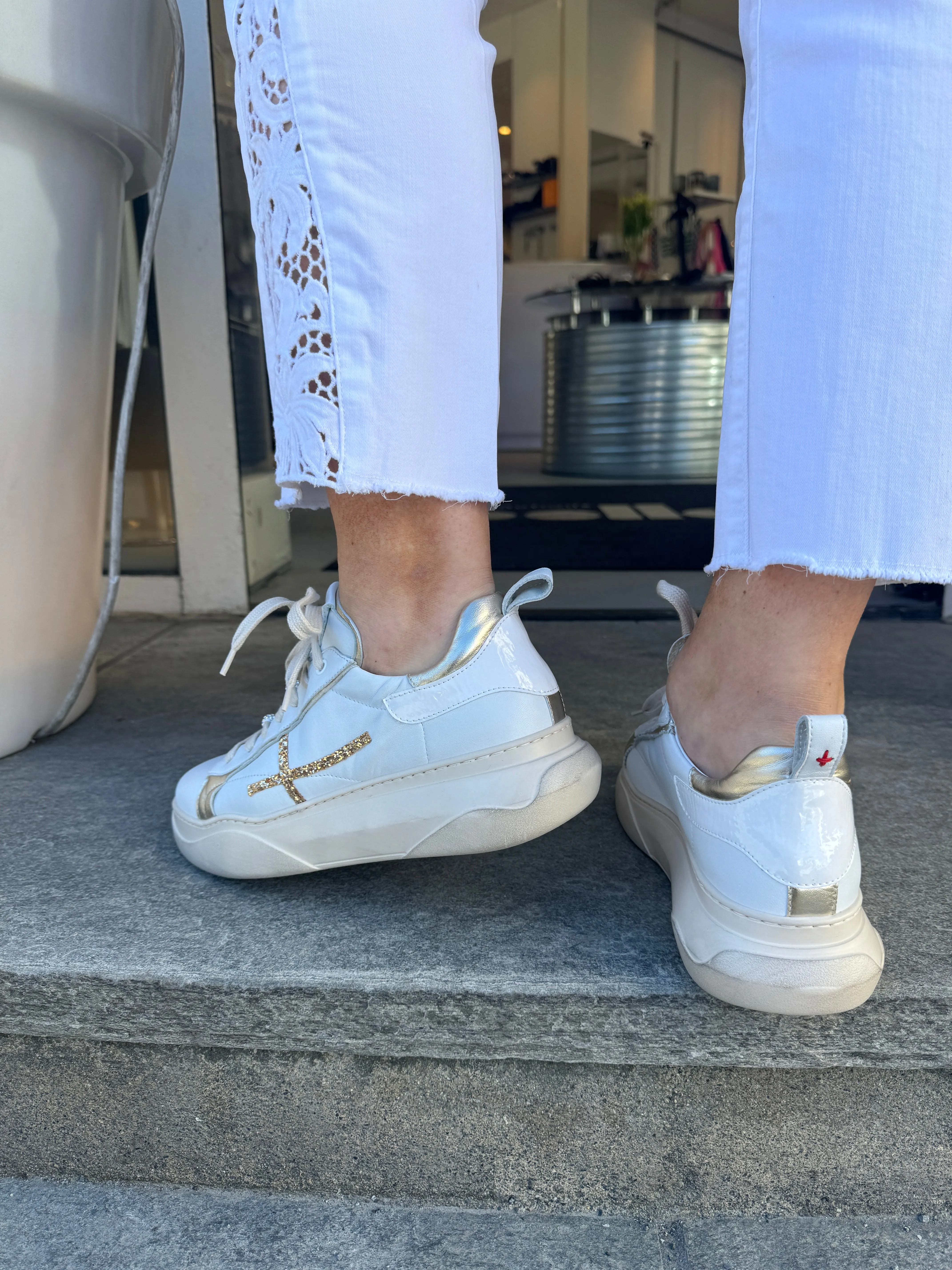 GIO  Hvit sneaker med gullstrass