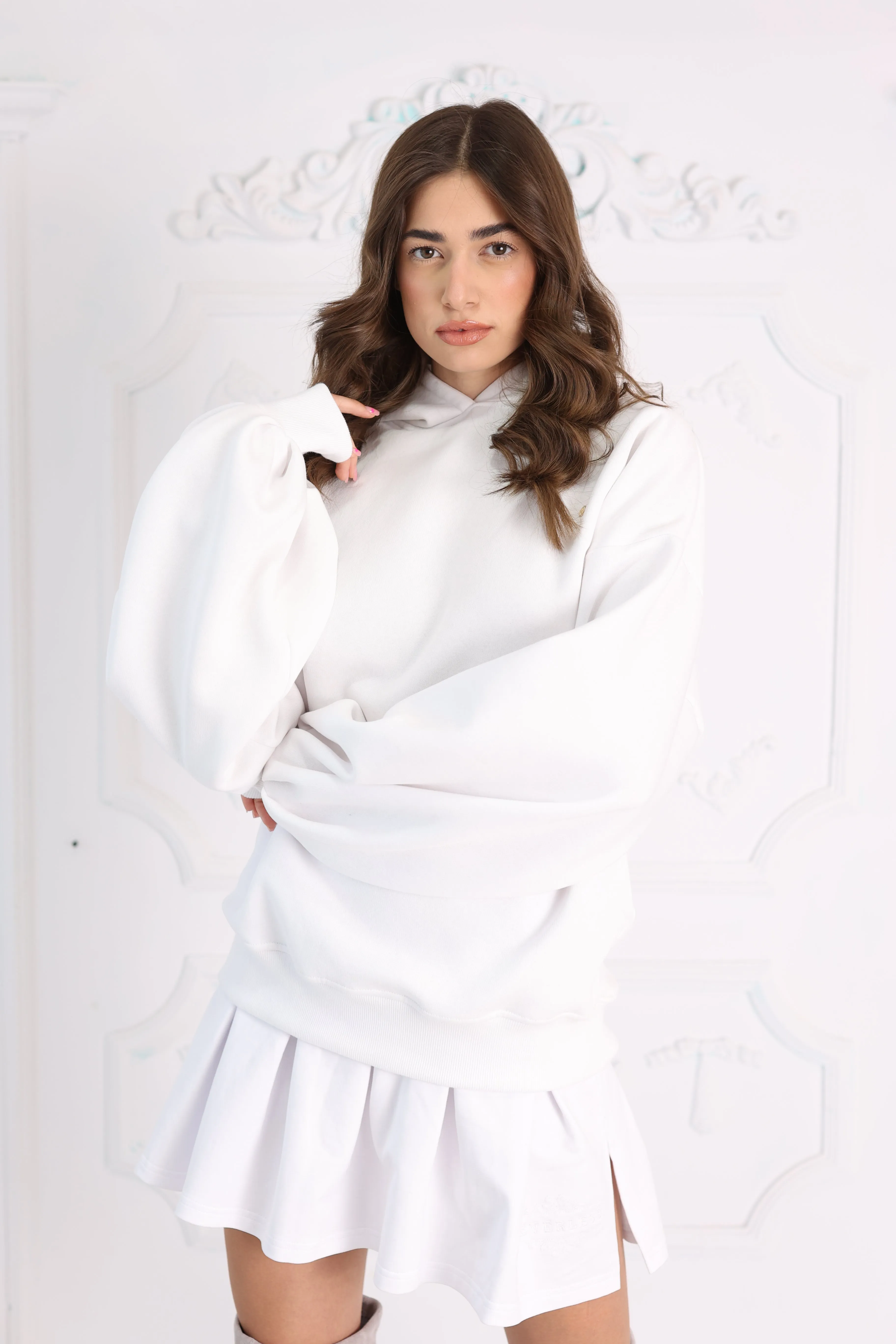 Hanorac  " Blush " cu spatele gol și mâneci clopot ALB
