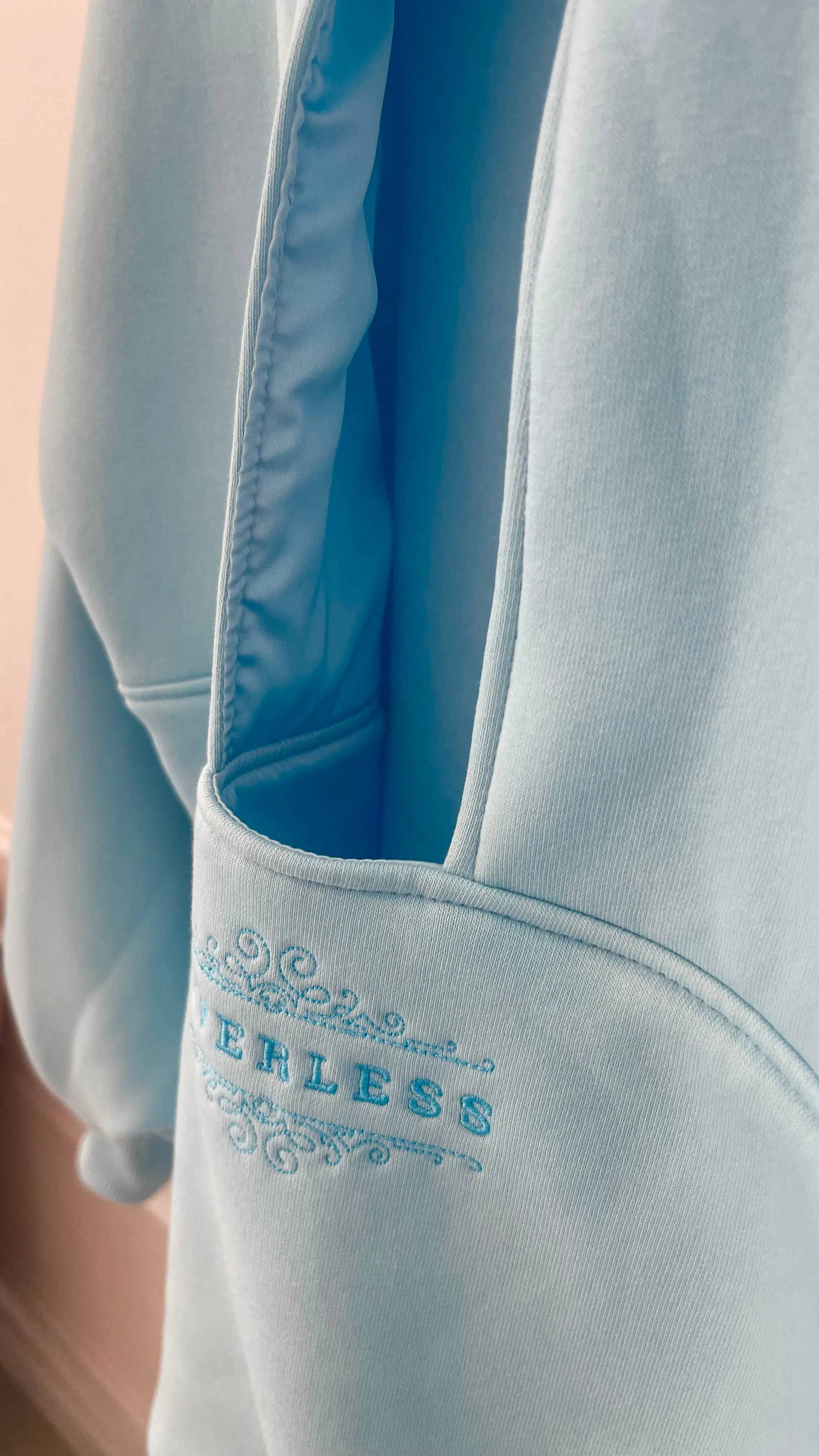 Hanorac  " Blush " cu spatele gol și mâneci clopot BABY BLUE
