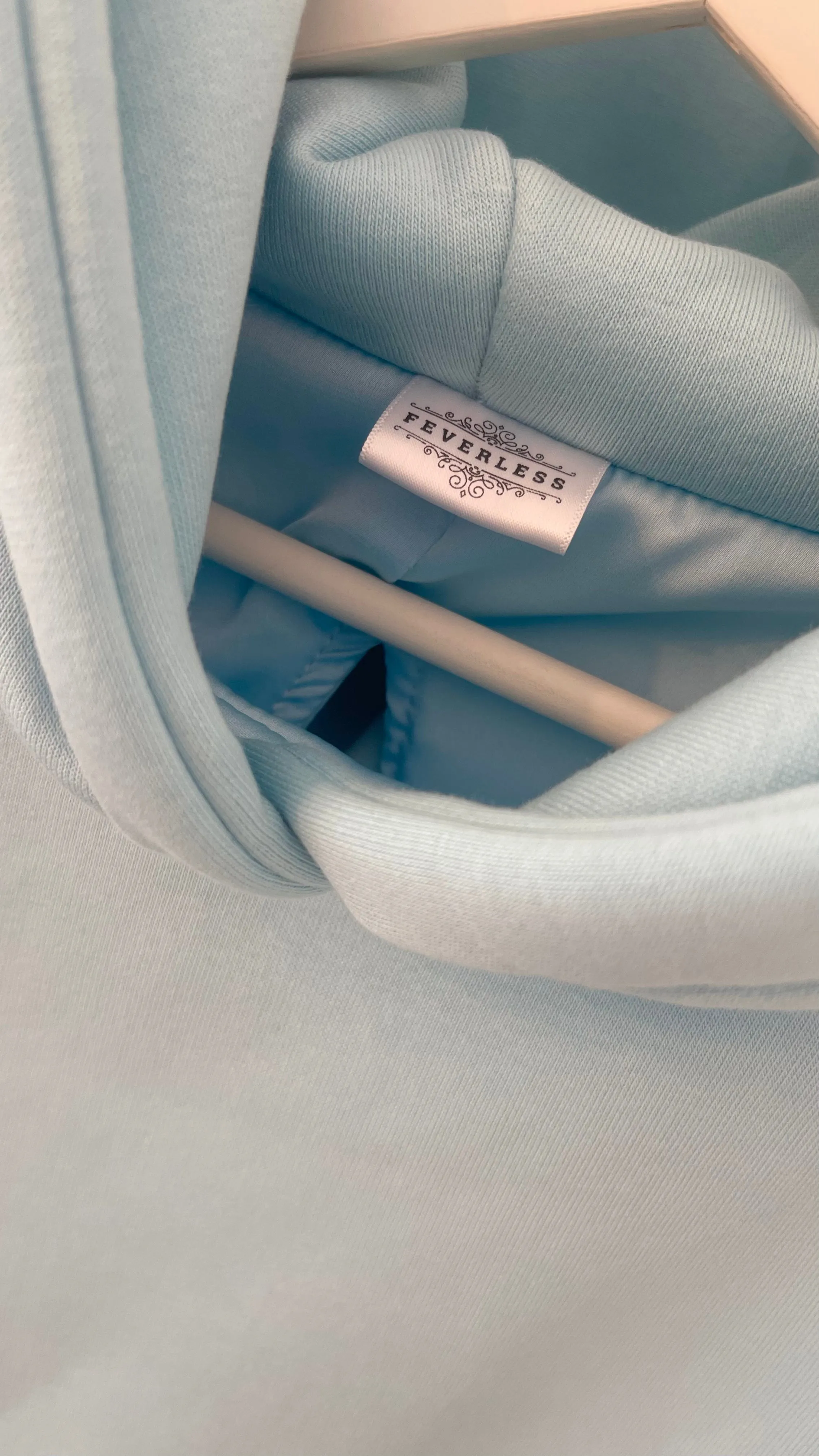 Hanorac  " Blush " cu spatele gol și mâneci clopot BABY BLUE