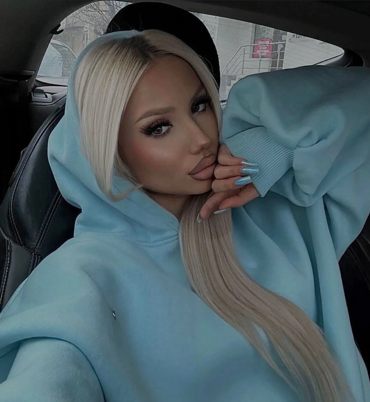 Hanorac  " Blush " cu spatele gol și mâneci clopot BABY BLUE