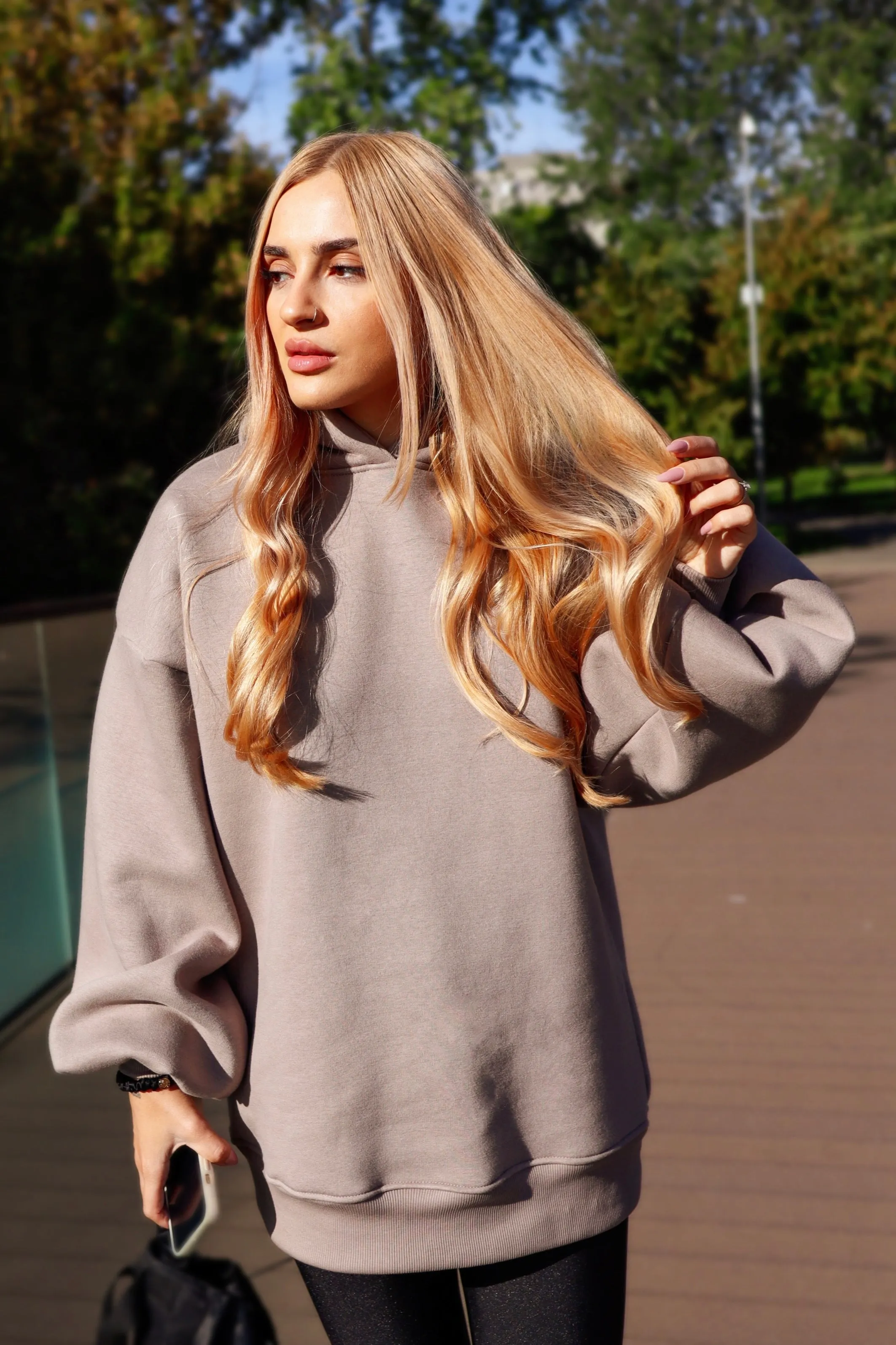 Hanorac " Blush " cu spatele gol și mâneci clopot Mocha Mousse