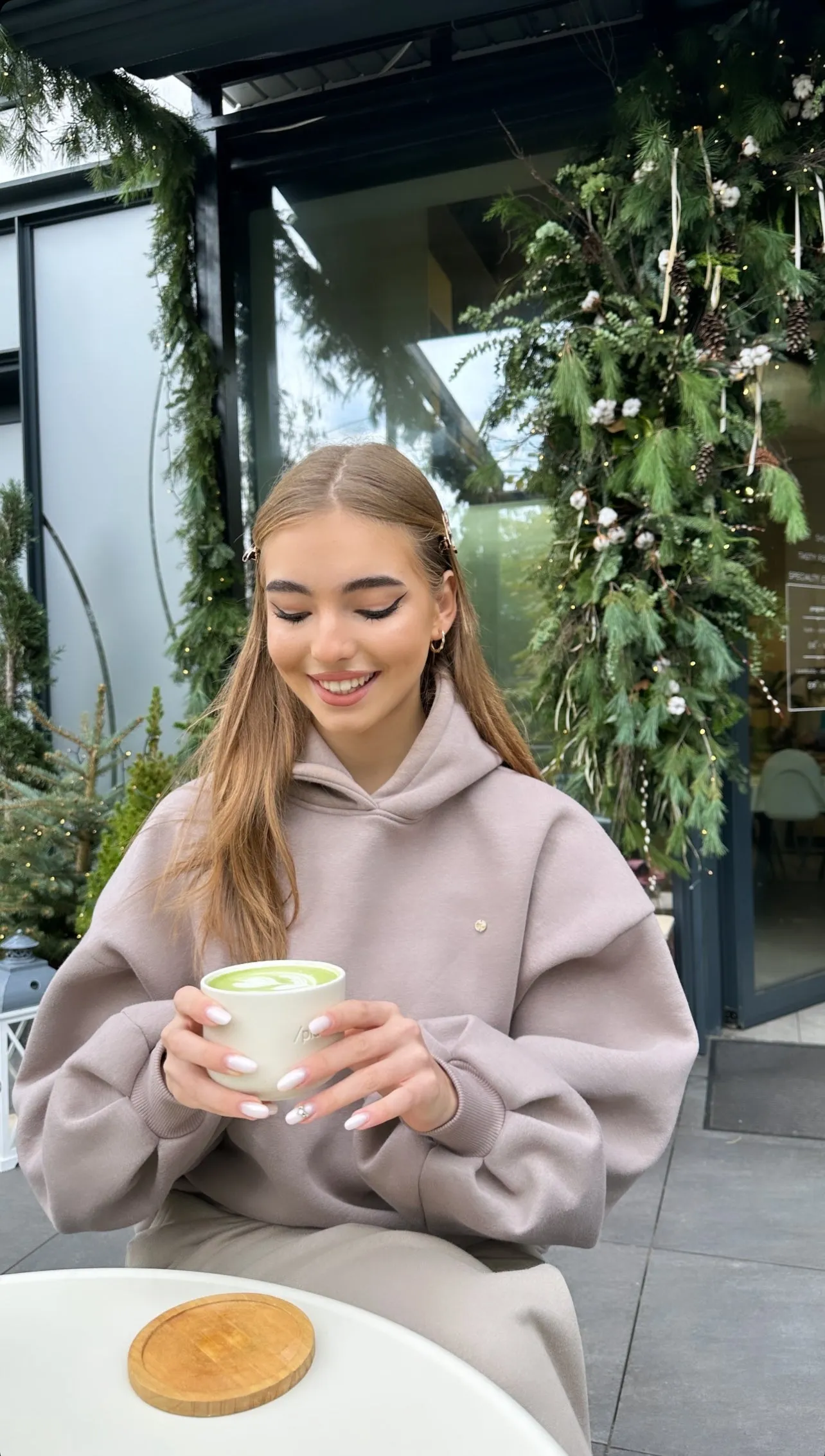 Hanorac " Blush " cu spatele gol și mâneci clopot Mocha Mousse