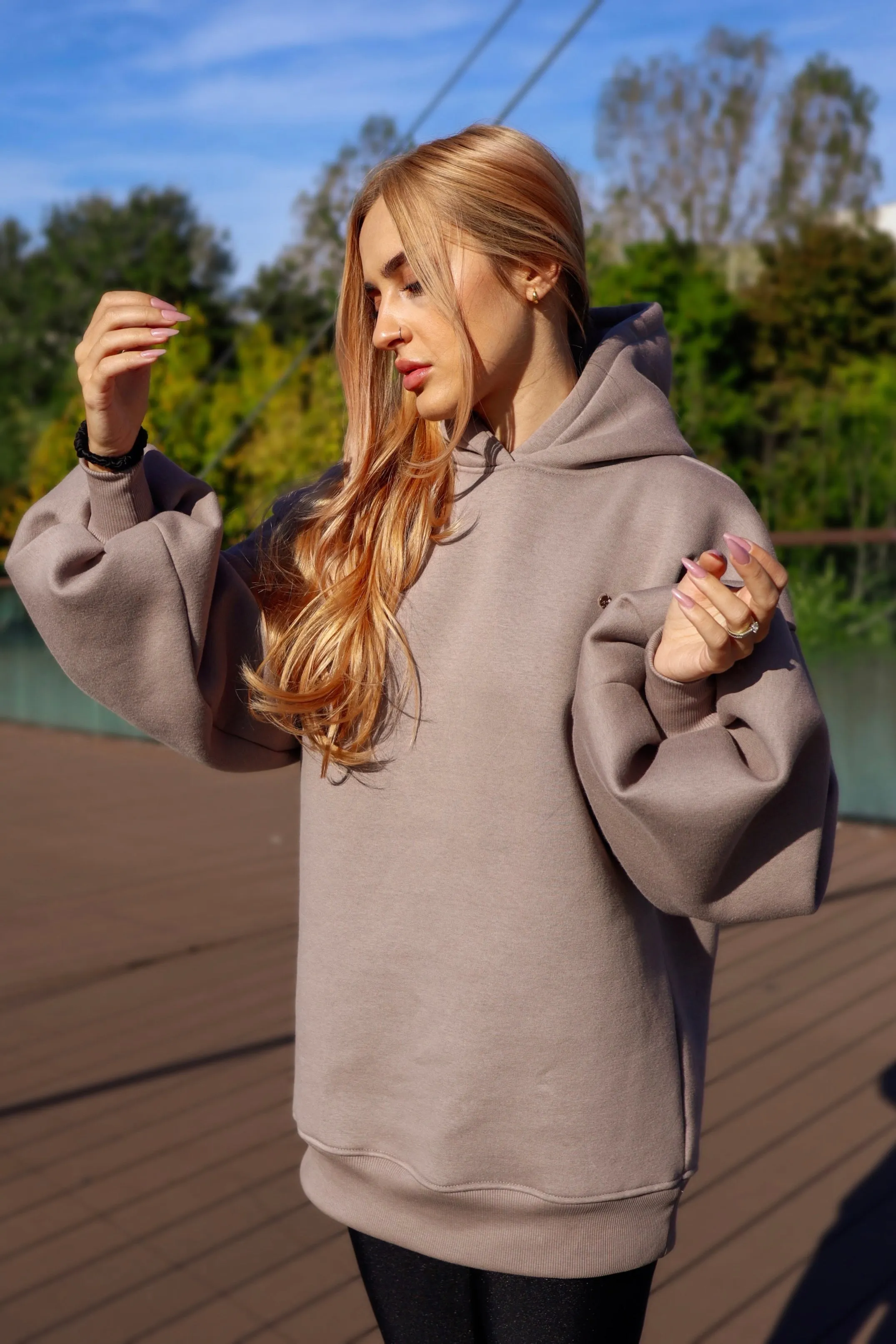 Hanorac " Blush " cu spatele gol și mâneci clopot Mocha Mousse