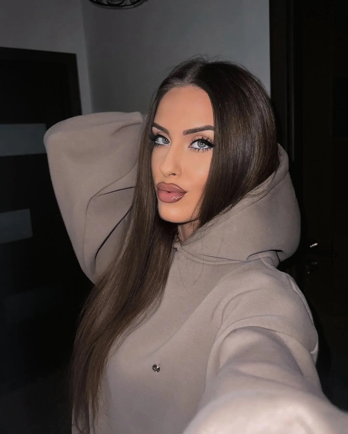 Hanorac " Blush " cu spatele gol și mâneci clopot Mocha Mousse