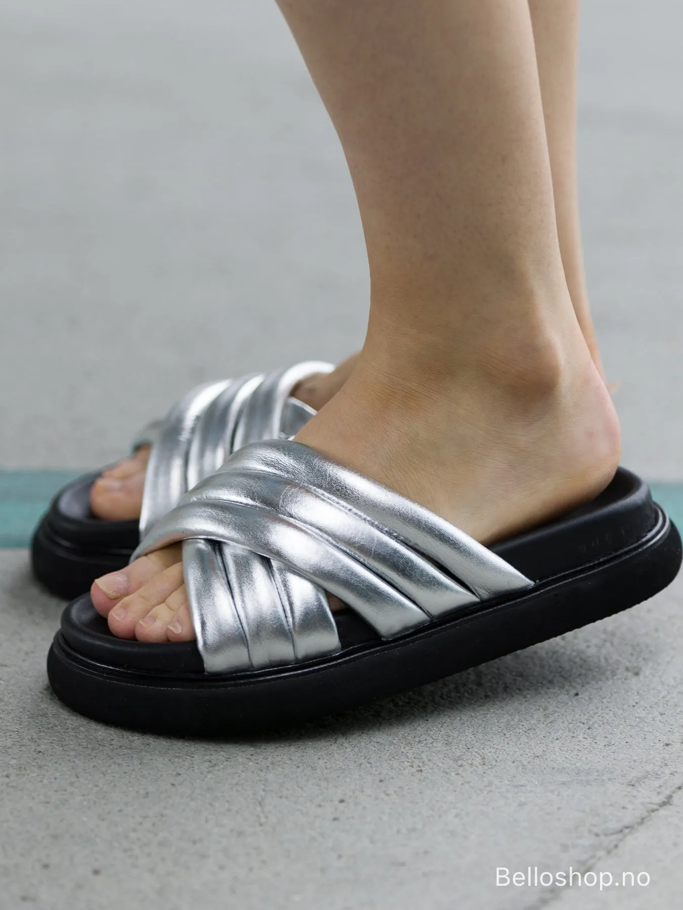 Inuovo Slip-in sandal med kryssremmer i sølv med sort såle