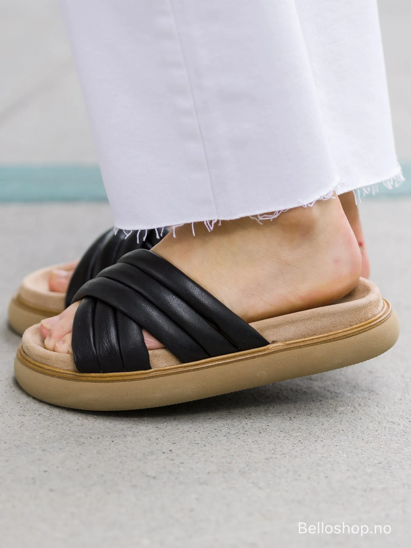 Inuovo Sort slip-in sandal med skinnremmer i kryss og lys såle