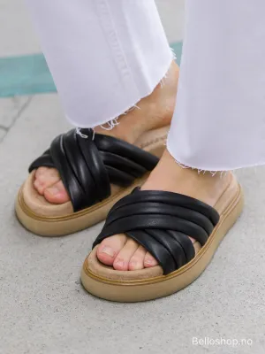 Inuovo Sort slip-in sandal med skinnremmer i kryss og lys såle