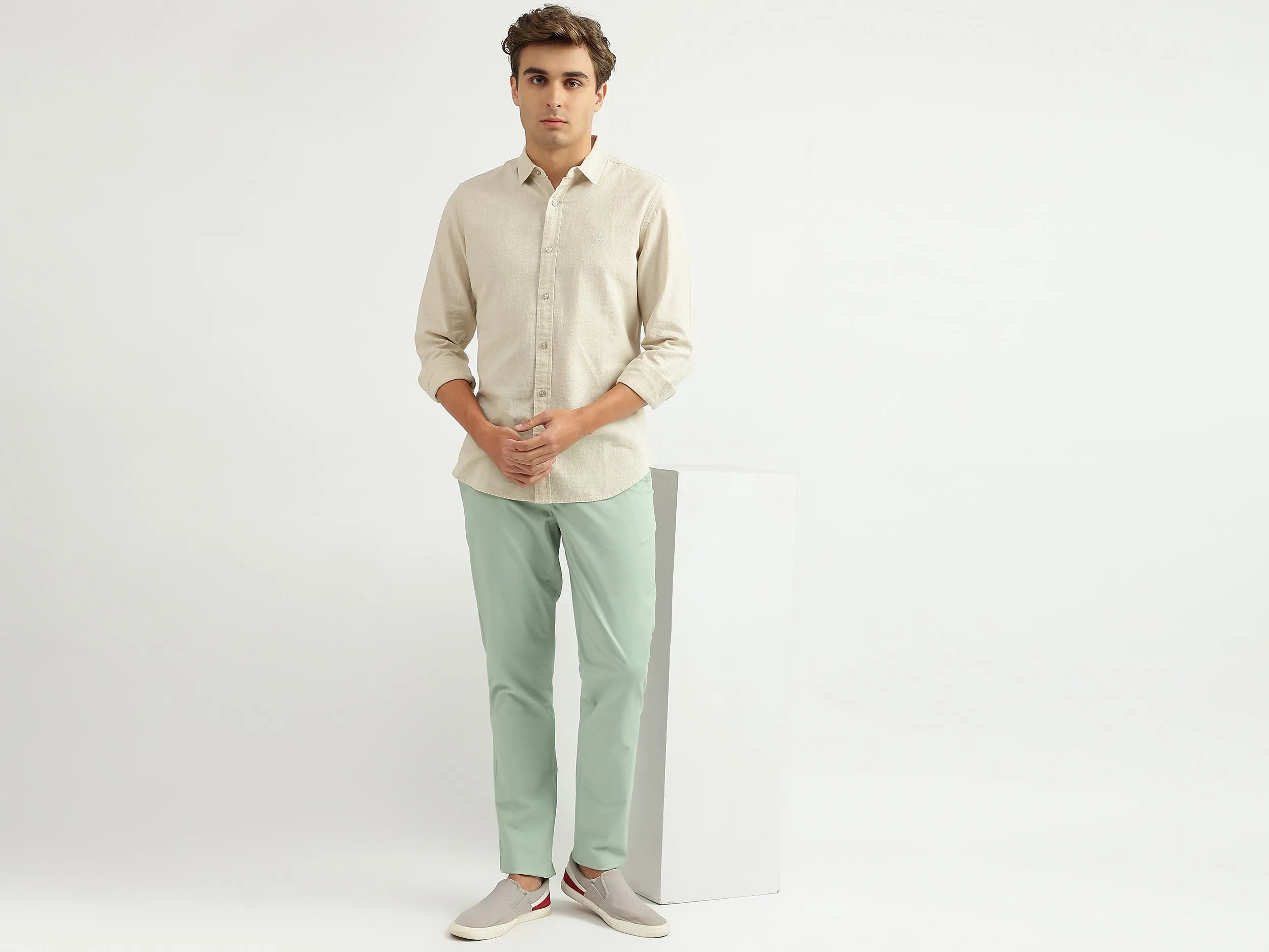 Men Solid Spread Collar Shirt
