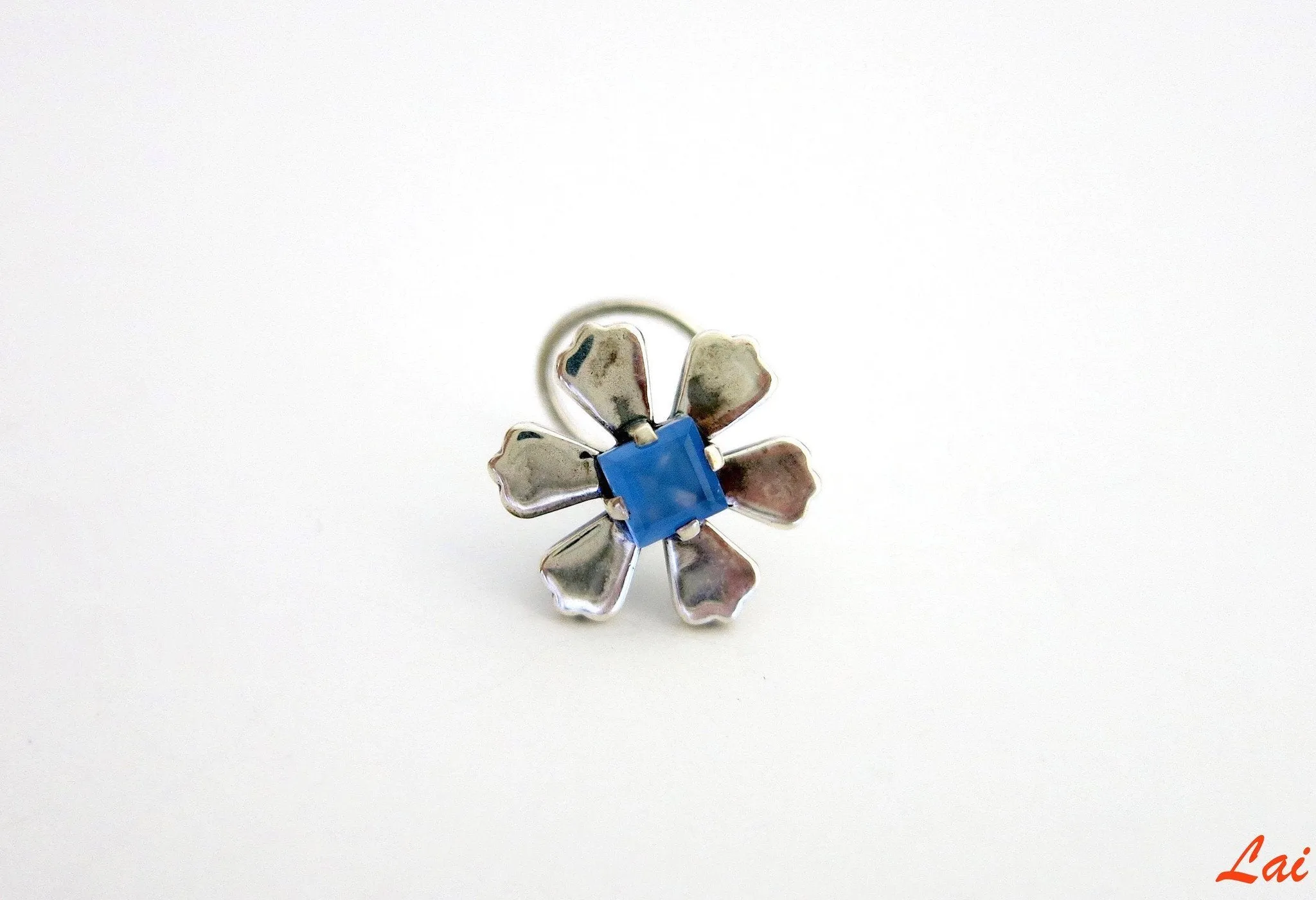 Not-shy, floral nose pin with a square blue stone