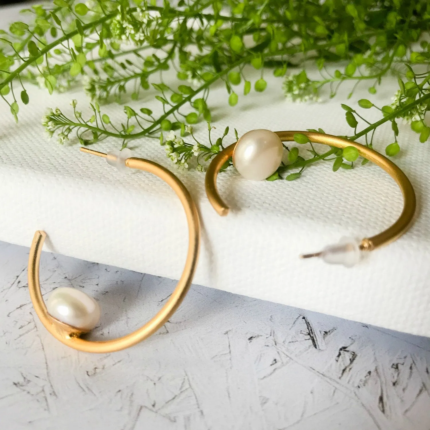 Penelope - Chic gold and pearl hoop earrings