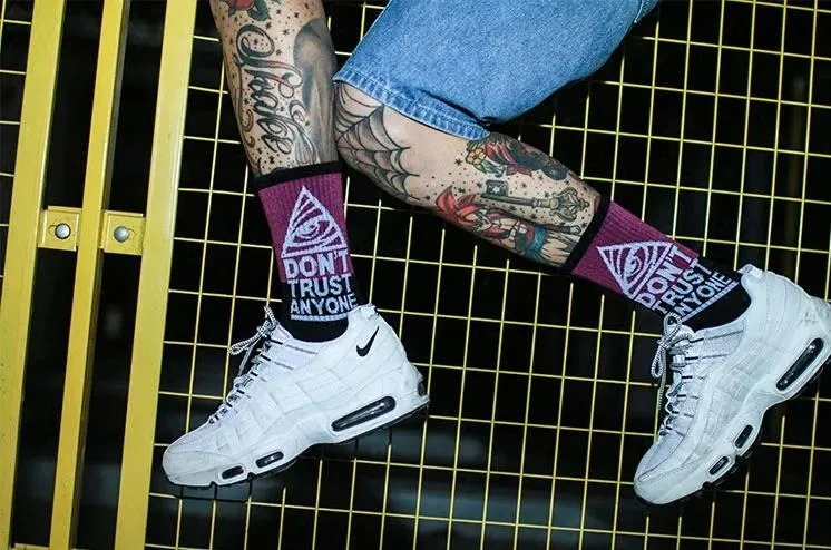 "DON'T TRUST ANYONE" Chaussettes Montantes Streetwear - URB1™