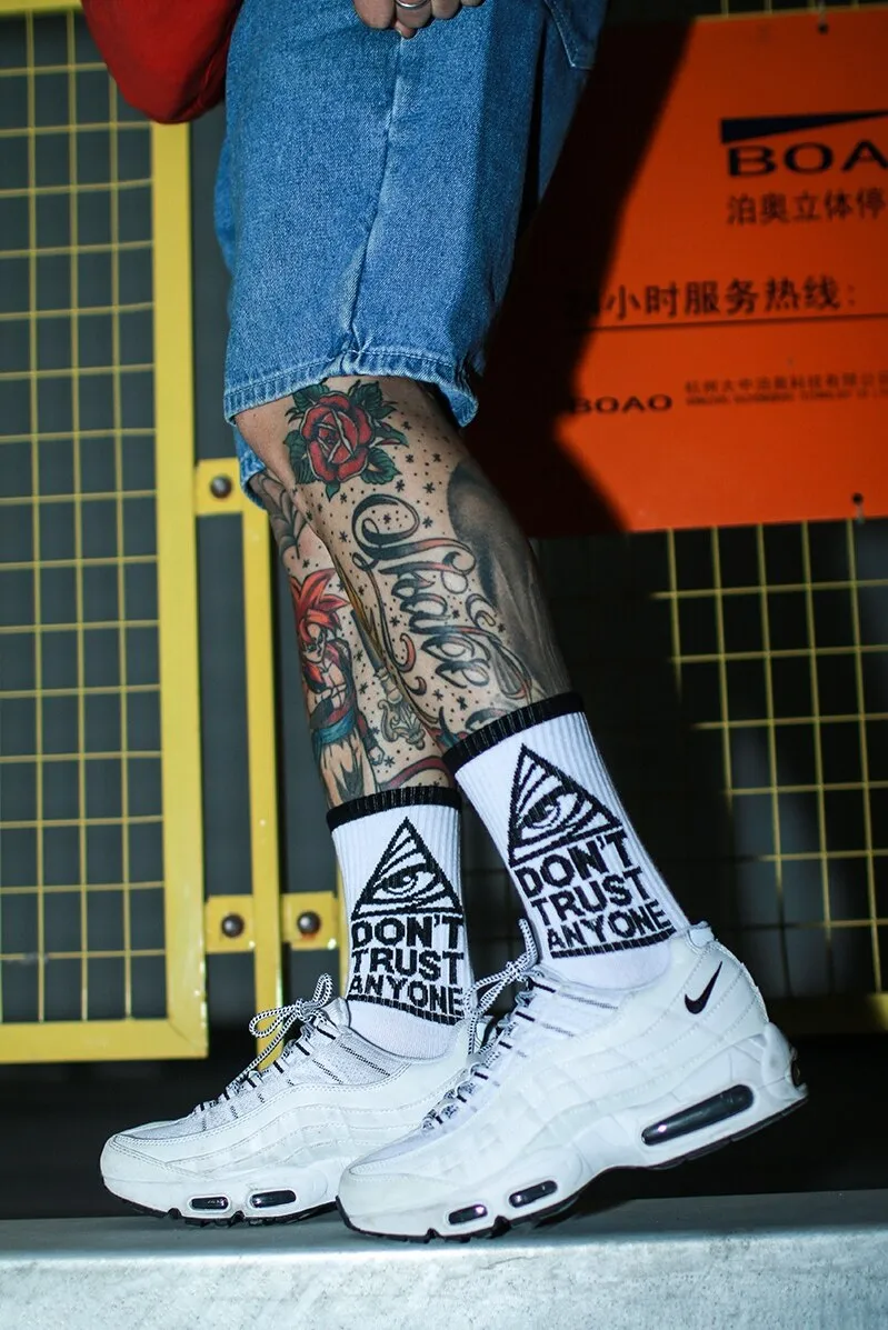 "DON'T TRUST ANYONE" Chaussettes Montantes Streetwear - URB1™