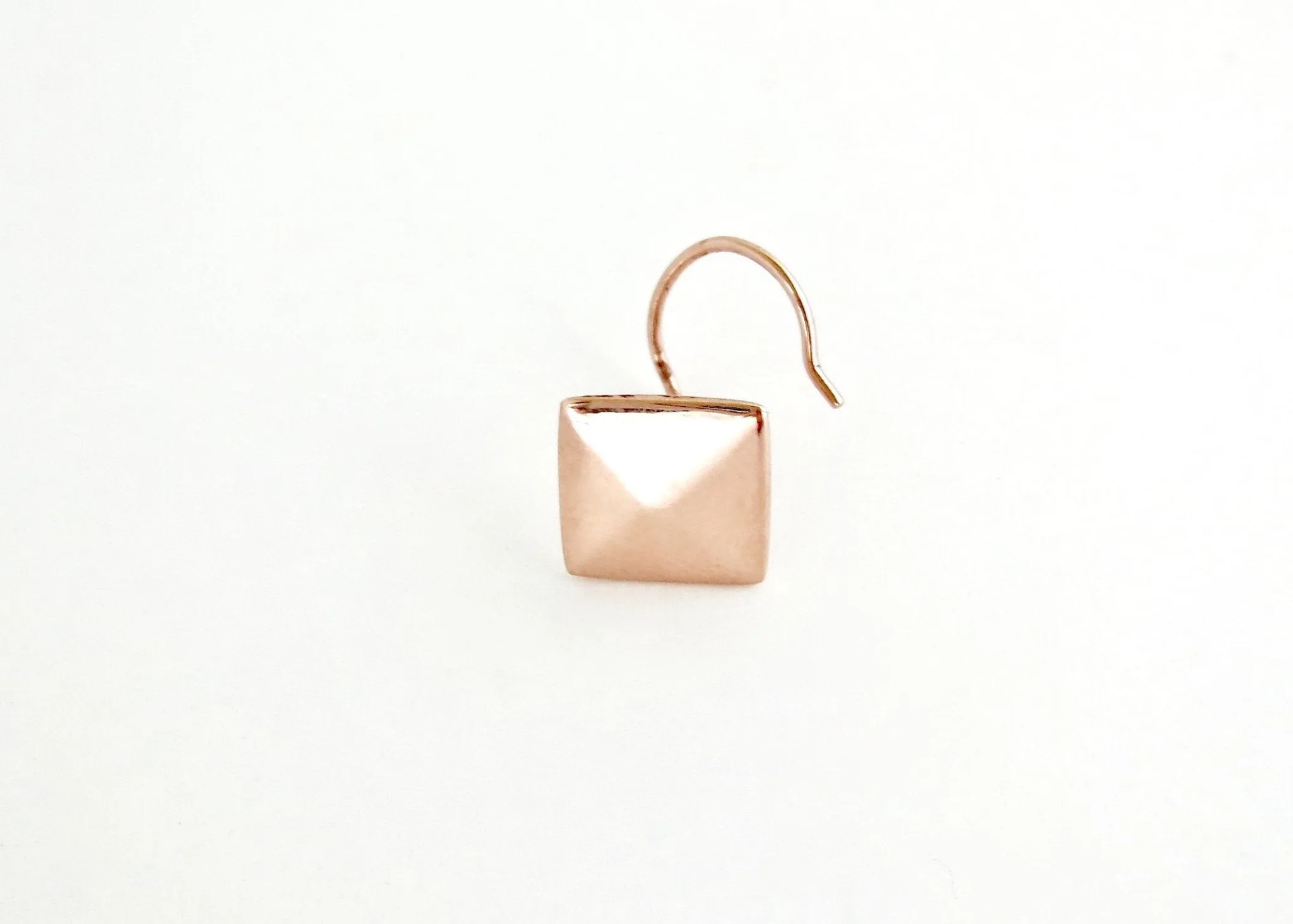 Rose gold, minimalist, faceted square nose pin