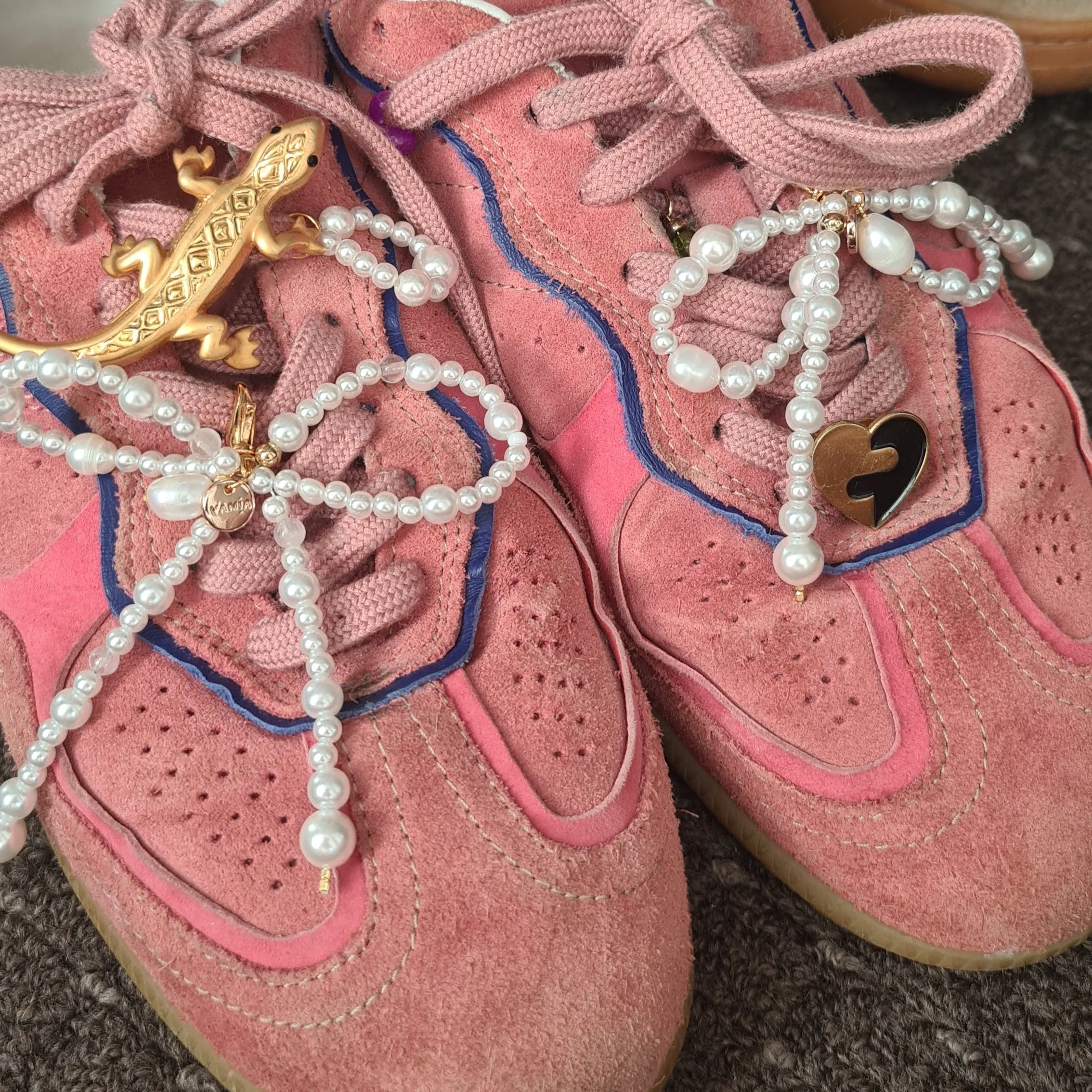 SHOE CHARMS IN GOLD