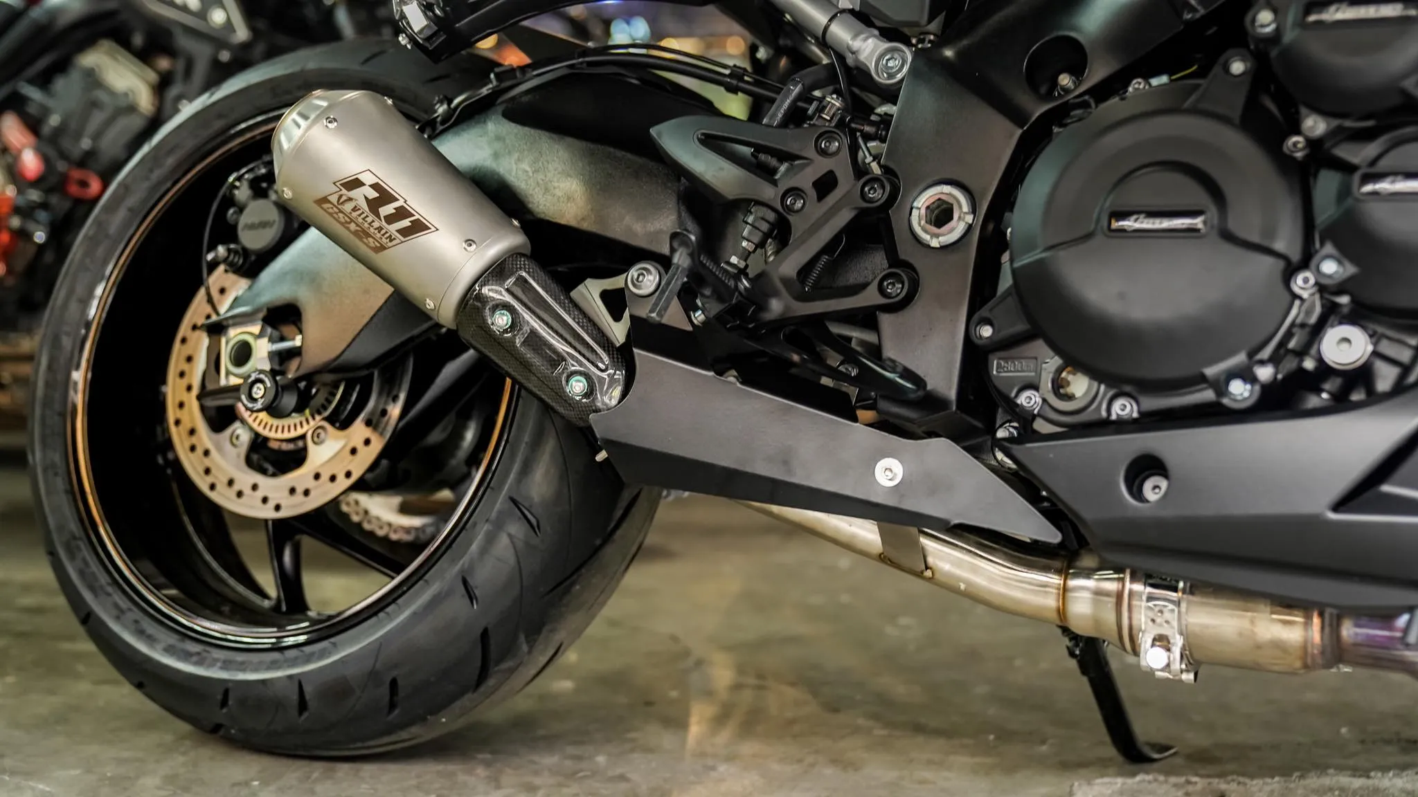 Villain R11 with Slip On Elbow for GSX-S 1000